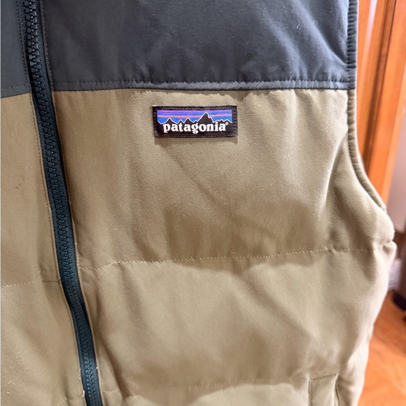 Reversible Patagonia Green and Olive Puffer Vest - Picture 3 of 3
